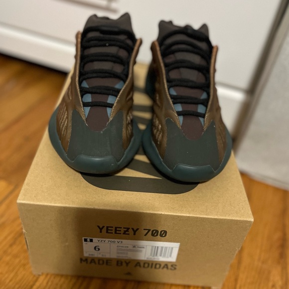 Adidas Yeezy Boost 700 V3 Copper Fade size 6 men’s 7.5 women’s - Picture 4 of 10